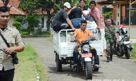 Barang-barang eks Gafatar siap di angkut menuju daearahnya masing-masing di Balai Pemberdayaan Sosial Bina Remaja (BPSBR) Dinas Sosial Jabar di Cibabat, Kota Cimahi, Senin (1/2).