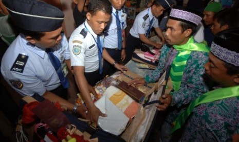 Barang bawaan jamaah calon haji diperiksa.