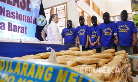 Barang bukiti 220 kilogram ganja bersama para tersangka, di Badan Narkotika Nasional Provinsi (BNNP) Jawa Barat, Kota Bandung, Senin (18/9).