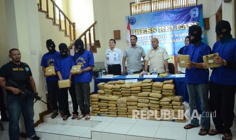 Barang bukti 181 kilogram ganja dan lima orang tersangka asal Aceh dihadirkan di kantor Badan Narkotika Nasional (BNN) Provinsi Jawa Barat, Kota Bandung, Selasa (4/12).