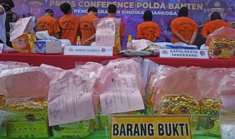 Barang bukti 43 bungkus sabu dan tersangka diperlihatkan polisi saat ekspos penangkapan sindikat narkoba di Mapolda Banten di Serang, Jumat (1/7/2022). Polisi berhasil mengamankan 43 kilogram sabu dan menangkap tujuh tersangka anggota jaringan pengedar serta pemasok sabu lintas provinsi di wilayah Tangerang. 