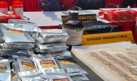 Barang bukti berupa keripik pisang narkotika dan happy water yang disita polisi.