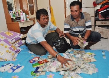 Barang bukti berupa uang taruhan di rumah tersangka bandar judi togel (ilustrasi).