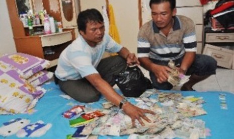 Barang bukti berupa uang taruhan di rumah tersangka bandar judi togel (ilustrasi).