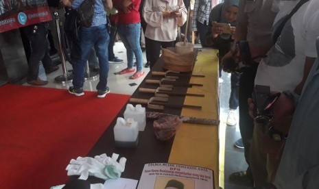 Barang bukti guru debus yang disita kepolisian Restro Kota Tangerang, Rabu (29/11).