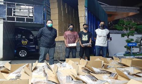 Barang bukti jutaan batang rokok ilegal berikut awak truk pengangkut yang diamankan petugas gabungan Bea Cukai kanwil Jawa Tengah dan DIY dengan Bea Cukai Semarang, di gerbang Tol Kali Kangkung, Semarang, Sabtu (2/1) lalu.