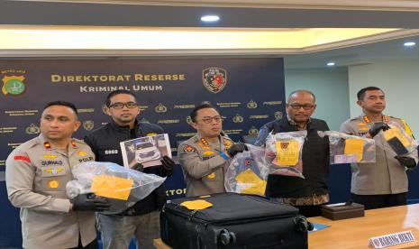 Barang bukti kasus pembunuhan terhadap wanita paruh baya berinisial RM yang jasadnya ditemukan di dalam koper di kawasan Cikarang Barat, Kabupaten Bekasi, Jawa Barat saat dihadirkan dalam konferensi pers di Polda Metro Jaya, Jakarta Selatan, Jumat (3/5/2024).