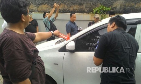 Barang bukti mobil Avanza putih B 1068 ZFT yang merupakan mobil korban pembacokan pakar IT ITB, Hermansyah sedang dilakukan identifikasi oleh pihak kepolisian Polres Depok dan Polres Jakarta Timur di RS Hermina, Depok, Ahad (9/7).