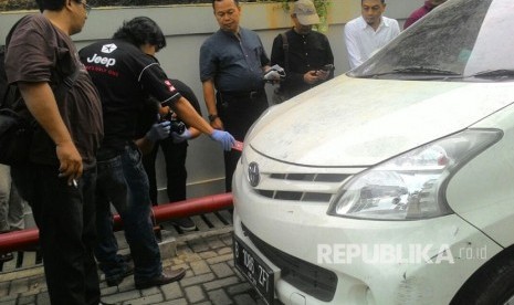 Barang bukti mobil Avanza putih B 1068 ZFT yang merupakan mobil korban pembacokan pakar IT ITB, Hermansyah sedang dilakukan identifikasi oleh pihak kepolisian Polres Depok dan Polres Jakarta Timur di RS Hermina, Depok, Ahad (9/7).