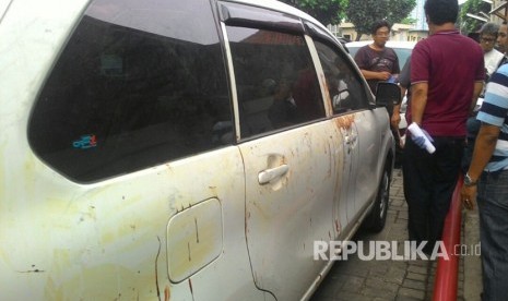 Barang bukti mobil Avanza putih B 1068 ZFT yang merupakan mobil korban pembacokan pakar IT ITB, Hermansyah sedang dilakukan identifikasi oleh pihak kepolisian Polres Depok dan Polres Jakarta Timur di RS Hermina, Depok, Ahad (9/7).