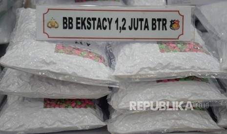 Barang bukti narkoba jenis ekstasi dan para tersangka dihadirkan dalam rilis kasus narkotik jaringan internasional di Mabes Polri, Jakarta, Selasa (1/8). 