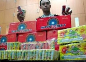 Barang bukti petasan yang  disita di Surabaya