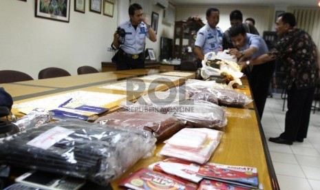   Barang bukti produksi narkoba hasil sidak di tempat perbengkelan di LP Narkotika Cipinang, Jakarta Timur, Selasa (6/8).   (Republika/Adhi Wicaksono)