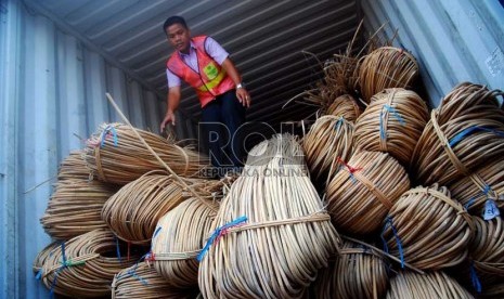   Barang bukti rotan yang berhasil disita oleh petugas Bea dan Cukai di Tanjung Priuk, Jakarta, Rabu( 18/9).     (Republika/Prayogi)