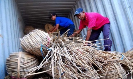   Barang bukti rotan yang berhasil disita oleh petugas Bea dan Cukai di Tanjung Priok, Jakarta, Rabu( 18/9).     (Republika/Prayogi)