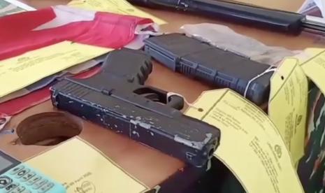 This photo shows weapons confiscated by the Indonesian Police allegedly used by Papuan KKB in the attack and murder of civilians in Papua several times a go.