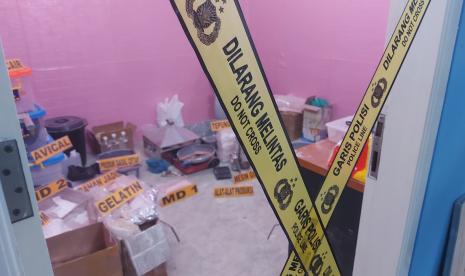 Barang bukti tempat memproduksi pil ekstasi yang diamankan di dalam salah satu kamar di sebuah rumah yang beralamat di Jalan Kauman V nomor 10, lingkungan Kauman, Kelurahan Palebon, Kecamatan Pedurungan, Kota Semarang, Jawa Tengah dipasang garis polisi, Jumat (2/6/2023).