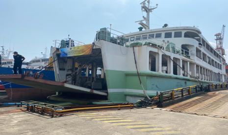 Barang bukti yang diserahkan berupa Kapal (One Set Second Hand Motor Vessel) MV Revo 8 yang dilaksanakan di PT Indonesia Marina Shipyard.