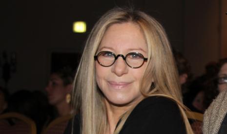 Barbra Streinsand menjadi sosok yang memberikan saham Disney untuk anak Floyd.