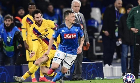 Barcelona tahan imbang Napoli 1-1.