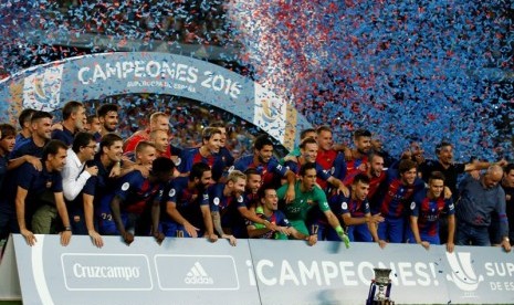 Barcelona merayakan gelar juara Piala Super Spanyol.