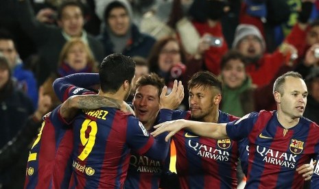 Barcelona's Lionel Messi (C) celebrates his goal against Villarreal with team mates Neymar (2nd R) and Andres Iniesta (R) during their Spanish first division soccer match at Nou Camp stadium in Barcelona February 1, 2015.