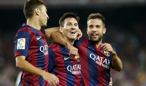 Barcelona's Lionel Messi (C) celebrates his second goal with teammate Munir El Haddadi (L) and Jordi Alba during their Spanish first division soccer match against Elche at Nou Camp stadium in Barcelona, August 24, 2014