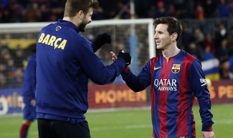 Gerard Pique dan Lionel Messi (kanan) saat sama-sama masih membela Barcelona.