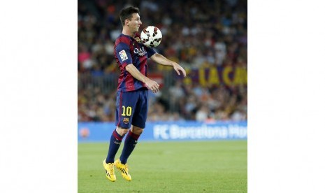 Barcelona's Lionel Messi controls the ball during the Spanish first division soccer match against Elche at Nou Camp stadium in Barcelona August 24, 2014.