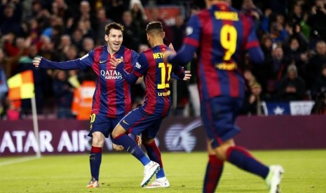 Barcelona's Lionel Messi (L) celebrates with team mates Neymar and Luis Suarez (R) after scoring his second goal against Espanyol during their Spanish first division soccer match at Nou Camp stadium in Barcelona December 7, 2014. 