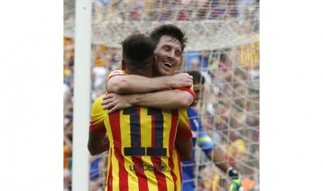 Barcelona's Neymar (11) celebrates his second goal against Athletic with team mate Lionel Messi during their Spanish first division soccer match at Nou Camp stadium in Barcelona September 13, 2014.