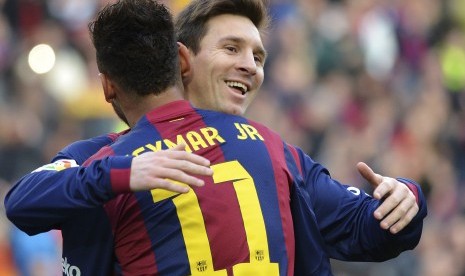 Barcelona's Neymar (L) celebrates his goal with teammate Lionel Messi during their Spanish first division soccer match against Levante at Nou Camp stadium in Barcelona February 15, 2015