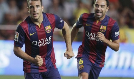 Barcelona's Sandro Ramirez (L) celebrates next to team mate Xavi Hernandez after he scored against Villarreal during their Spanish first division soccer match at the Madrigal stadium in Villarreal August 31, 2014. 