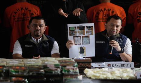 Bareskrim Polri berhasil mengungkap empat kasus peredaran narkotika dengan barang bukti berupa sabu 93 kilogram, ganja 50 kilogram, ekstasi 18.910 butir, kokain 117 gram, serbuk sintetik Canabinoid 5,6 mili serta delapan orang tersangka dengan ancaman hukuman penjara seumur hidup dan maksimal hukuman mati.