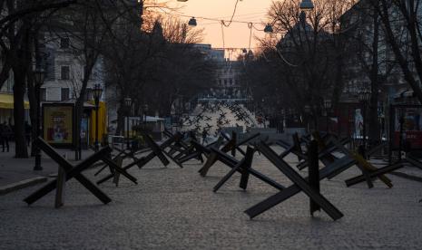 Barikade anti-tank ditempatkan di jalan sebagai persiapan untuk kemungkinan serangan Rusia, di Odesa, Ukraina, 24 Maret 2022.