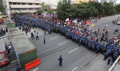 Barikade polisi, van dan truk pemadam kebakaran Filipina memblokade sekitar 1.000 demonstran anti-globalisasi yang melakukan aksi di dekat tempat penyelenggaraan Konferensi Tingkat Tinggi Kerja Sama Ekonomi Asia Pasifik (APEC) di Manila.