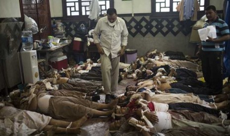  Deretan jenazah korban pembantaian di Rabaa Al Adawiya dikumpulkan di kamar mayat di Nasr City,Kairo, 14 Agustus 2013..