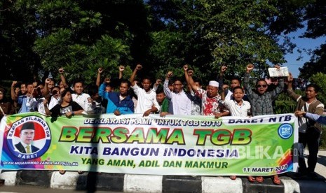 Barisan Relawan TGB (BARET) NTB menggelar deklarasi mendukung TGB maju dalam Pilpres 2019 di Jalan Udayana, Mataram, NTB, Ahad (11/3).