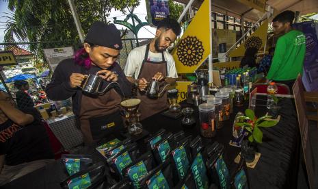 Barista menyiapkan kopi di salah satu stand Halal Food Festival di Taman Cahaya Bumi Selamat, Kabupaten Banjar, Kalimantan Selatan, Sabtu (15/10/2022). Sebanyak 190 usaha mikro kecil dan menengah (UMKM) mengikuti MTQ Nasional Kalsel Expo 2022 dan Halal Food Festival sebagai upaya membangkitkan kembali perekonomian di tengah meredanya pandemi COVID-19 serta dalam rangka memeriahkan Musabaqah Tilawatil Quran (MTQ) Nasional ke-29 di Kalimantan Selatan. 