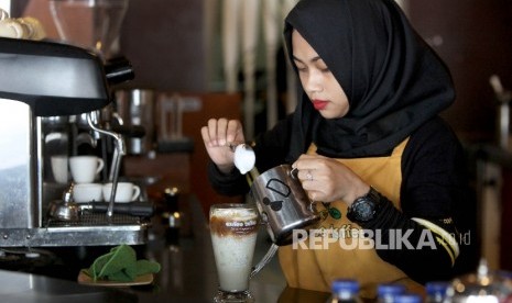  Barista menyiapkan kopi untuk disajikan kepada pelanggan.(ilustrasi)