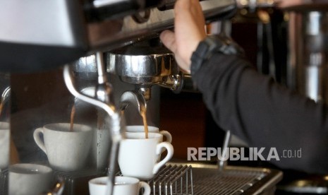 Barista menyiapkan kopi untuk disajikan kepada pelanggan di gerai Coffee Toffee, Depok, Jawa Barat, Ahad (16/7). 