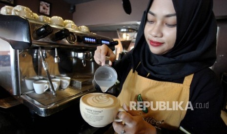 Barista menyiapkan kopi untuk disajikan kepada pelanggan di gerai Coffee Toffee, Depok, Jawa Barat, Ahad (16/7).