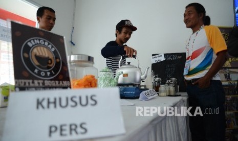 Barista menyiapkan kopi untuk rekan wartawan di area khusus wartawan peliputan PON XIX di GOR Sabilulungan Sijalak Harupat, Bandung, Jabar, Kamis (22/9). 