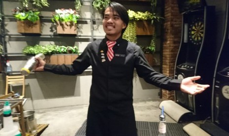 Bartender perwakilan dari Indonesia yang akan bertanding di TGI Fridays Asia Facific Bartender Competition, Jakarta Selatan, Selasa (15/10). 