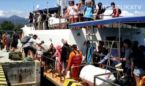 Foreign tourists arrive at Bangsal Seaport, North Lombok, West Nusa Tenggara, Monday (Aug 6).