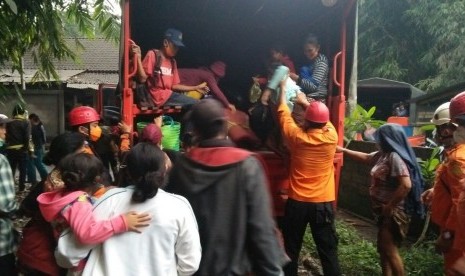 Basarnas mengevakuasi warga yang berada di kawasan rawan bencana Gunung Agung, Bali