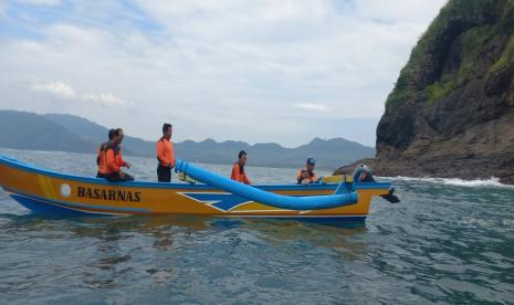 Basarnas Surabaya melakukan evakuasi korban di Pantai Payangan, Kabupaten Jember, Ahad (13/2/2022). Dua korban selamat yang ikuti ritual di Pantai Payangan kini dirawat di RSD Jember.