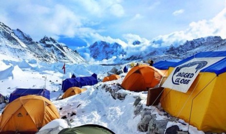 Base Camp Everest sesaat sebelum longsor akibat gempa terjadi 