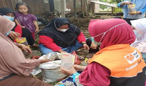 Basecamp Bank Sampah Resik Mletik yang ada di Desa Berdaya Kalimaro, Kabupaten Grobogan dipercantik, tidak disangka hal itu membuat semakin banyak warga tertarik dan ingin bergabung menjadi anggota Bank Sampah.