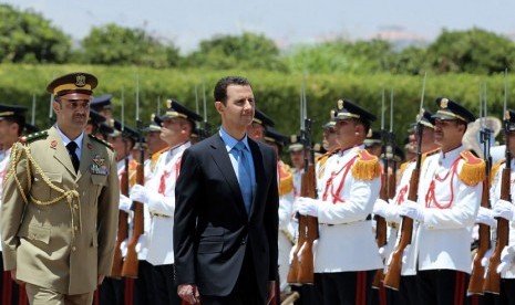 Bashar Al Assad (dua kiri)